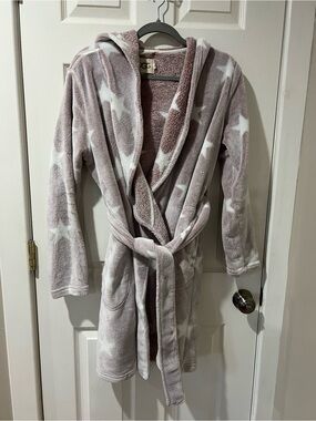 UGG Plush Hooded Star Robe in Light Mauve and White